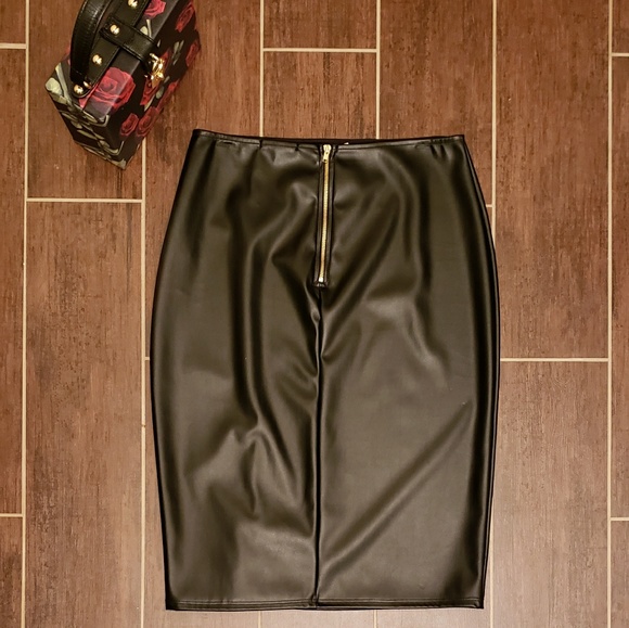Chic Black Pencil Skirt - Picture 3 of 4